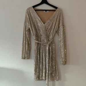 Paljettklänning - Paljettklänning från Dennis Maglic. Tillhörande avtagbart ”skärp”. Så festlig och fin! 🤩✨ Passar en S/M skulle jag säga.