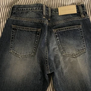 Acne jeans💙bootcut - Svinsnygga acne jeans som jag tyvärr har vuxit ur! Low/midwaist:)  Stolek 26/34 men uppsydda till 32 så passar på mig som är 170. (Går även att sprätta upp så dom blir 34 igen)💙kan gå ner i pris vid snabb affär (tror nypris är runt 3000kr)