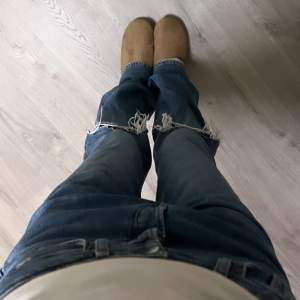 Så fina jeans från h&m!💕 tyvärr är dom lite för långa o har inte kommit till så mycket användning på det senaste!🩷Har ksk använt dom ca 12 ggr💗. Om ni har fler frågor elr undrar ngt är det bara o komma privat!💗💗