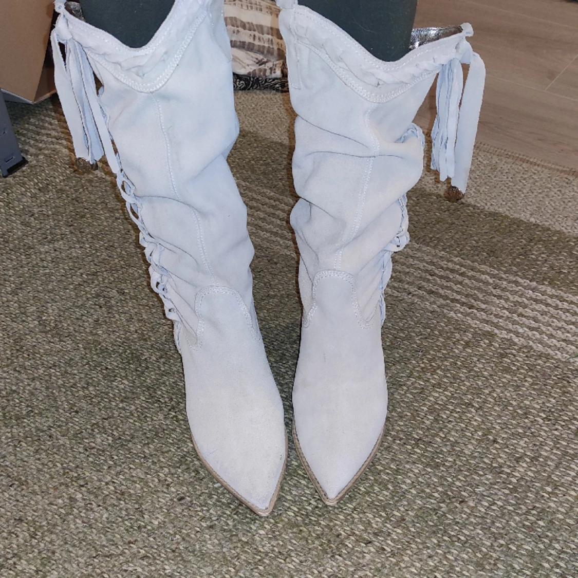 Beigea mocka stövlar med klack - 90