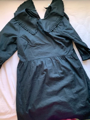 svart klänning med krage - jättesöt klänning som äg helt ny