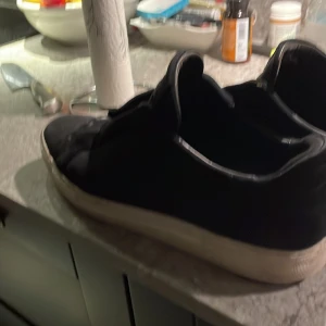 Arigato skor - Använda. Säljer de billigt då jag ej använder de längre, sköna och tvättas rent innan frakt. Digitalt kvitto finns.