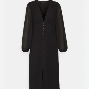 Svart klänning  - Säljer min supersnygga Mindy Buttom down dress från Gina tricot🌟 I nyskick