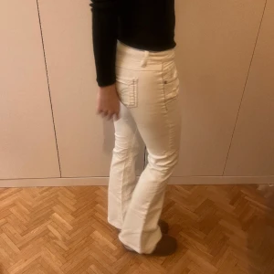 Lågmidjade jeans vita - Lågmidjade jenas vita med lite slitningar! Så snygga