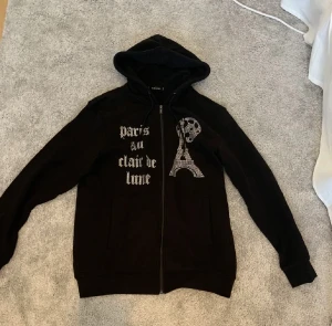 Blinglucid rhinestone zip - En riktigt fin rhinestone zip hoodie i St S, Nyskick då den bara är använd en gång, nypris 699. 