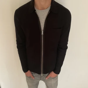 Samsøe Samsøe Tröja  - Hej! Säljer denna sjukt snygga och grischiga samsoe samsoe tröja som är väldigt trendig just nu för alla med Stockholmsstil!  Tröjan är i grymt skick då den är sparsamt använd. Hör av dig vid fler frågor eller funderingar!