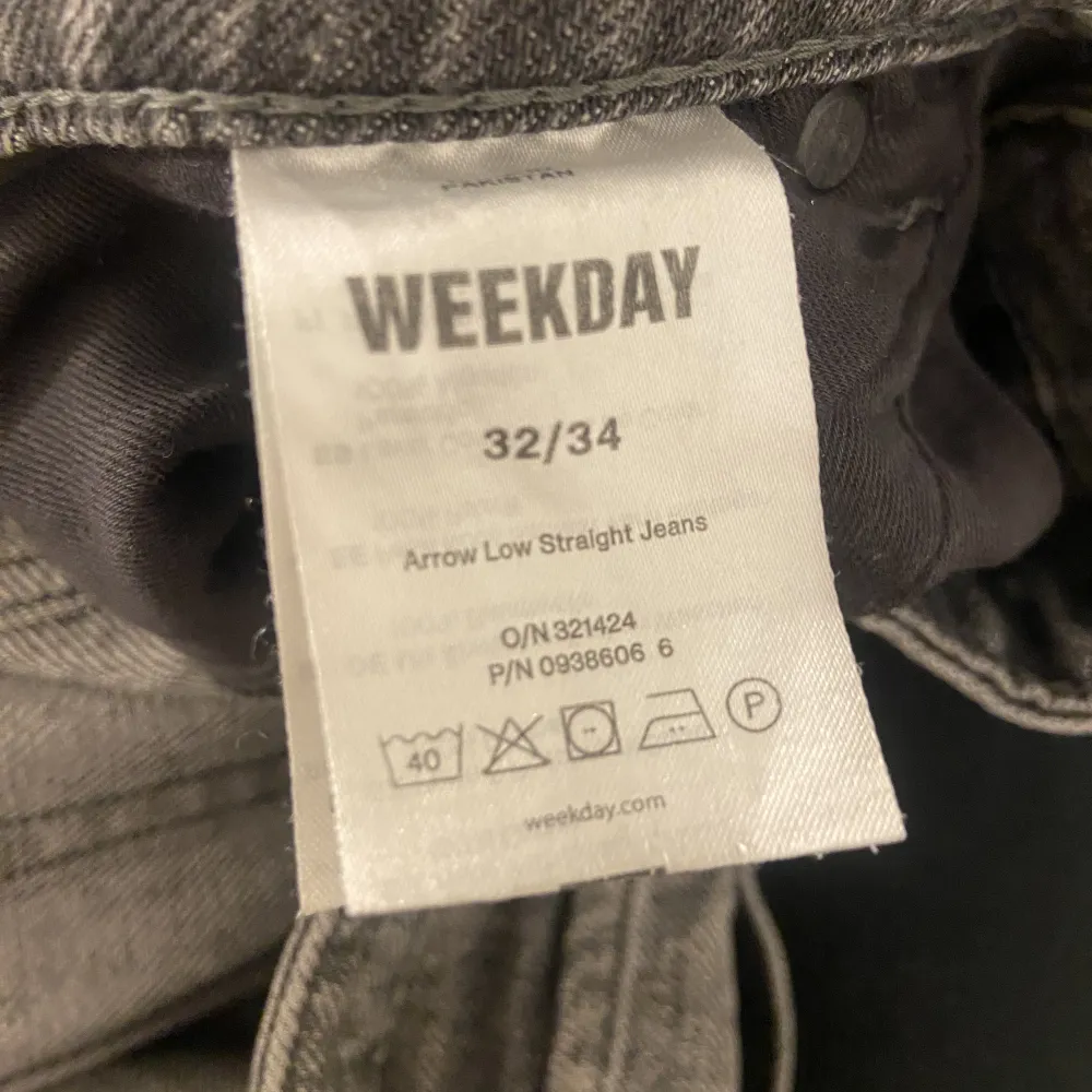 Ett par weekday lowwaist baggy jeans. Storlek 32/34 funkar för XL/L. Inga synliga skador. Kontakta mig privat för fler frågor eller fler bilder!✌️😊. Jeans & Byxor.