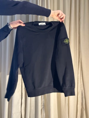 Stone island tröja - En snygg tröja från Stone island som sällan är använd. Bra kvalite och köpt från NK. 