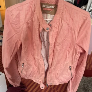 Super söt jacka  - Hej! Säljer denna rosa jackan😍❤️
