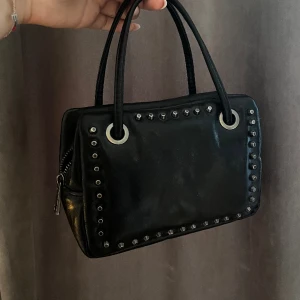 Zara väska  - Söt liten väska från zara. Använt fåtal gånger, inga defekter 💗