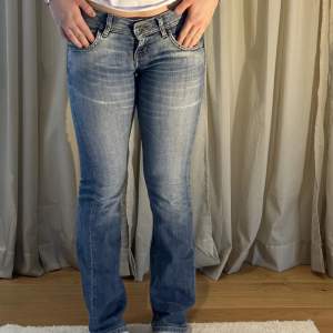 Riktigt najs lowwaist jeans från lee. Tyvärr för små för mig. Midjemått 42cm innerbenslängd 76cm! 💗💗