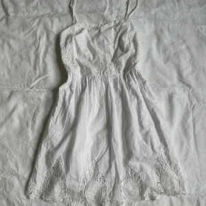 Klänning  - Vitt klänning i storlek 36