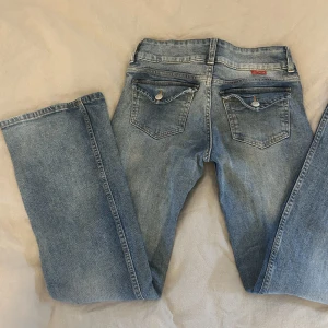 Lågmidjade jeans - Jättepopulära utsvängda jeans med fickor bak, skriv privat för fler bilder 🤍