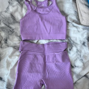 Träningsset från H&M - Träningsset i storlek S. Väldigt skönt material!
