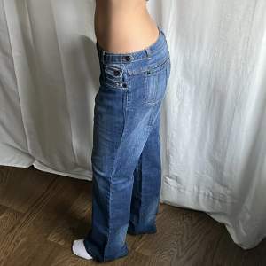 Lågmidjade baggy jeans från Basic Line, helt oanvända med lapp kvar. Midjemått: 88 cm. Innerbenslängd: 83 cm. Jag är 176 cm 💓