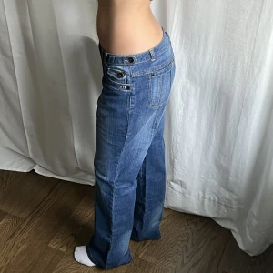 Lågmidjade jeans - Lågmidjade baggy jeans från Basic Line, helt oanvända med lapp kvar. Midjemått: 88 cm. Innerbenslängd: 83 cm. Jag är 176 cm 💓