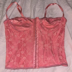 super snygg korsett - perfekta fest toppen🥰🥰storlek s/m , tyvärr för stor på mig.