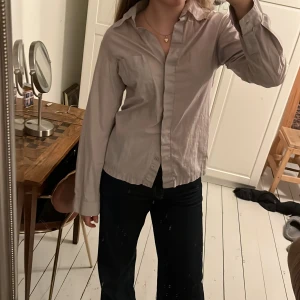 gråbeige skjorta - jättesnygg gråbeige skjorta/blus från vila. 