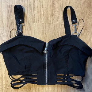 Killstar top - Croptop från killstar, bra skick. Odinariepris: 500kr
