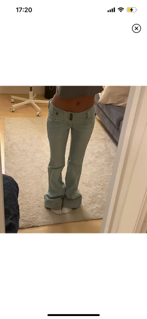 Low waist flare jeans - Säljer dessa superfina low waist flare jeans💕Midjemått 38cm, innerbenslängd 83 cm. Bilderna är lånade då jeansen inte passade mig men kom privat för fler bilder! Jeansen har några små fläckar på baksidan (inget som stör), kom privat för bilder på de🩷