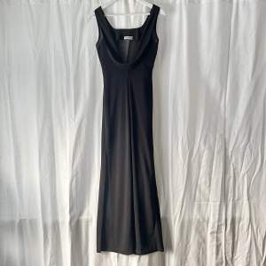 Vintage svart långklänning med öppen rygg och slit på sidan från Terranova. Gjord i Italien 🖤