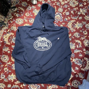 Lonsdale baggy hoodie - Stor och boxig hoodie från lonsdale. Fint skick men lite nopprig