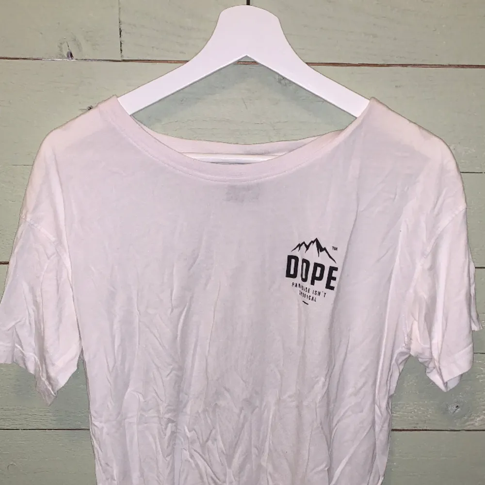 Säljer denna super fina t-shirt från dope, förlåt för skrynkliga bilder. Den är i bra skick knappt använd. Den är i st S, säljer för 50kr pris kan diskuteras!. T-shirts.