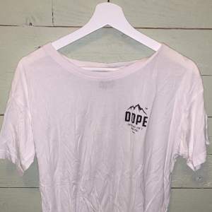 Säljer denna super fina t-shirt från dope, förlåt för skrynkliga bilder. Den är i bra skick knappt använd. Den är i st S, säljer för 50kr pris kan diskuteras!
