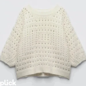 Trekkvartsärm Zara - Säljer denna jättefina tröjan från zara då den knappt kommit till andvändning alls!!🙌🏼🥰