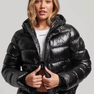 Superdry jacka  - Vinterjacka från Superdry i fint skick förutom liten skada på höger armen (se bild tre)! Är i storlek 40 skulle säga att den passar s/m😊🤩nypris 1500kr