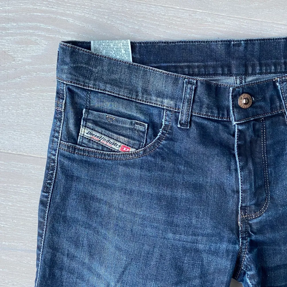 Snygga lågmidjade Diesel jeans, endast en lite defekt. Skriv för föer bilder. Super slim model men sitter  rätt löst, men det beror ju på.💖. Jeans & Byxor.