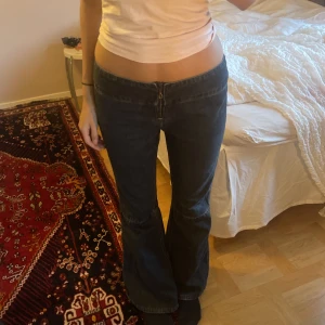 Bootcut jeans - Fina bootcut jeans med cool detalj. Innerbenslängd 76cm midjemått 39 cm🙏💋