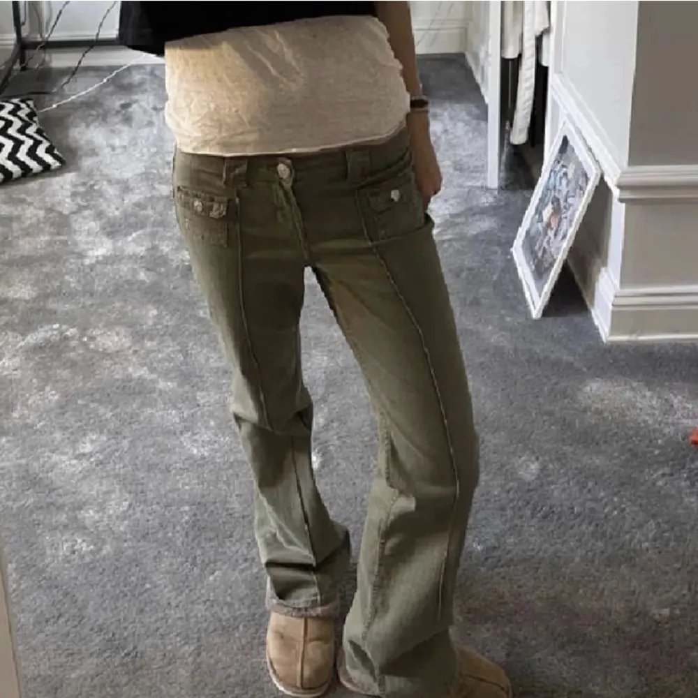 Säljer dessa sjukt snygga gröna hm byxorna. Helt slutsålda💚💚💚. Jeans & Byxor.