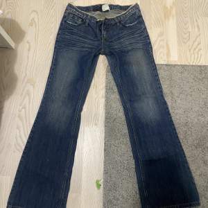 Säljer ett par superfina lågmidjade vintage jeans då dom inte passar mig. 🫶🏼🌸Jag skulle uppskatta dom som 27-29. Skriv för flera bilder!💕