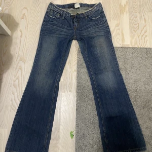 Diesel Jeans💕 - Säljer ett par superfina lågmidjade vintage jeans då dom inte passar mig. 🫶🏼🌸Jag skulle uppskatta dom som 27-29. Skriv för flera bilder!💕