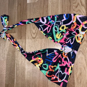 Topp - Festtopp. Halterneck. Aldrig använd. Storlek M, men var för liten för mig vid bysten. Nypris 150 kr