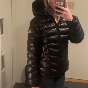 Colmar Jacka - Säljer den här vinterjackan från Colmar. Den är i perfekt skick och i storlek S. Den har rymliga fickor, innerficka och dragsko på luvan. Kan även tänka mig att byta mot fjällräven och betala mellanskillnaden💗(nypris ca 5000)