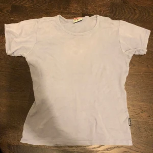 Ljus blå t-shirt - T-shirt
