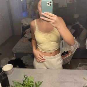 Gult Spetslinne - Gult kort spetslinne i bra skick💞 