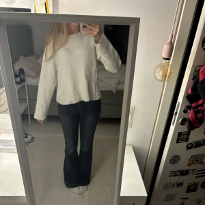 Stickad tröja - Fin stickad tröja från other stories🤩tröjan är i M men skulle snarare säga att den är som en S! Tröjan är väl använd därav priset, har även en svag ljus fläck uppe vid bröstet men inget som man tänker på!