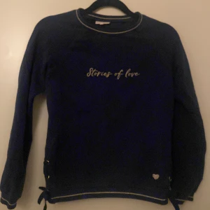 Pomp de lux marinblå tröja - Fin och skön pomp de lux tröja med snygga guldiga detaljer. Mycket bra skick. Finns att hämta i centrala Sundbyberg. 