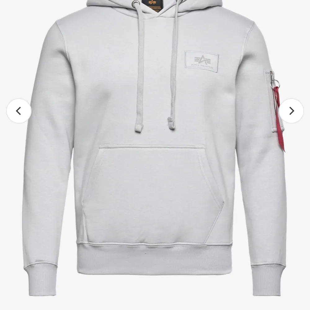 Säljer denna hoodie från Alpha Industries. Sänker priset pga defekten alltså att snörena inte sitter i. Utöver det bra skick!. Hoodies.