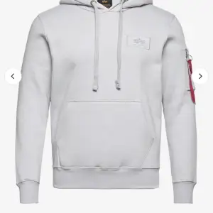 Säljer denna hoodie från Alpha Industries. Sänker priset pga defekten alltså att snörena inte sitter i. Utöver det bra skick!