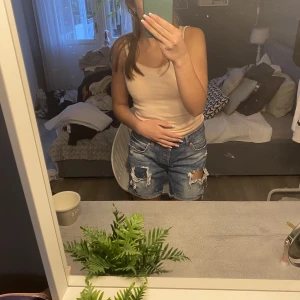 Jeansshorts - Jeansshorts från Gina Tricot! Relativt bra skick, lite ihopsydda på knät med annorlunda tråd💘