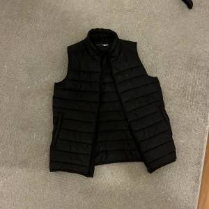 Väst från Everest  - Väst från Everest. Väldigt bra skick. Jätte skön väst som passar de yngre. Perfekt inför våren köpt för 399 från Intersport. Mitt pris 200-150 kronor😁 pris kan diskuteras 😁😁passar även de som är 168👍