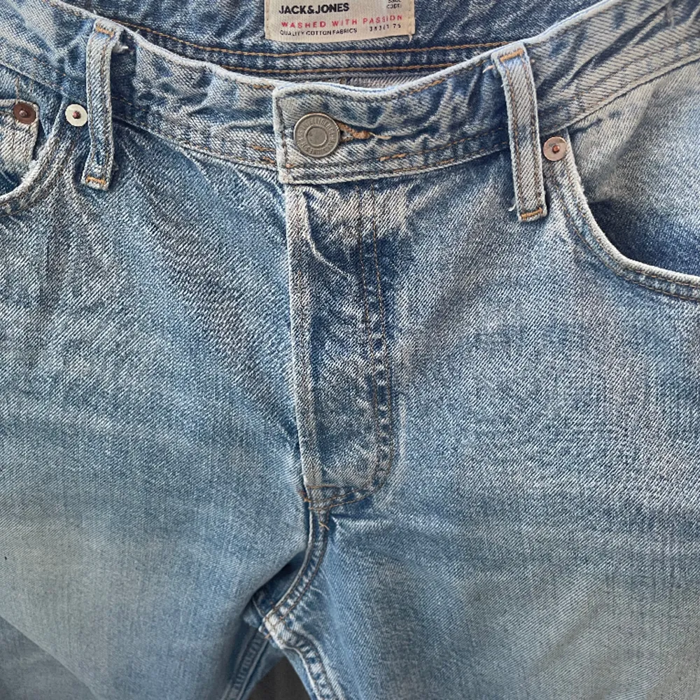 Ljus blåa jeans (Loose fit) från Jack and Jones. I princip oanvända jeans som tyvärr var för stora för mig. Nyligen köpta, Nypris: 649kr . Jeans & Byxor.