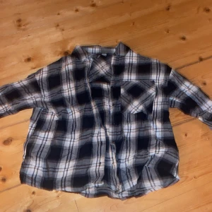 Svart vit skjorta  - En svartvit ganska lång skjorta