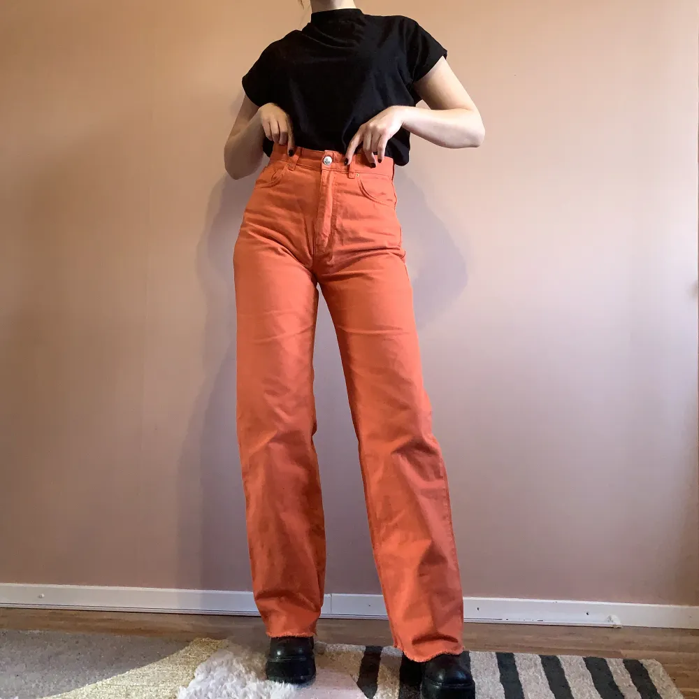 Orangea högmidjade straightleg jeans från Gina Tricot. Oanvända. Strl 36, midjemått 72 cm, längd mätt från innerben 84 cm. Nypris 500. Jeans & Byxor.