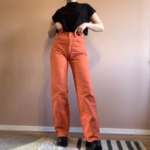 Orangea högmidjade jeans - Orangea högmidjade straightleg jeans från Gina Tricot. Oanvända. Strl 36, midjemått 72 cm, längd mätt från innerben 84 cm. Nypris 500