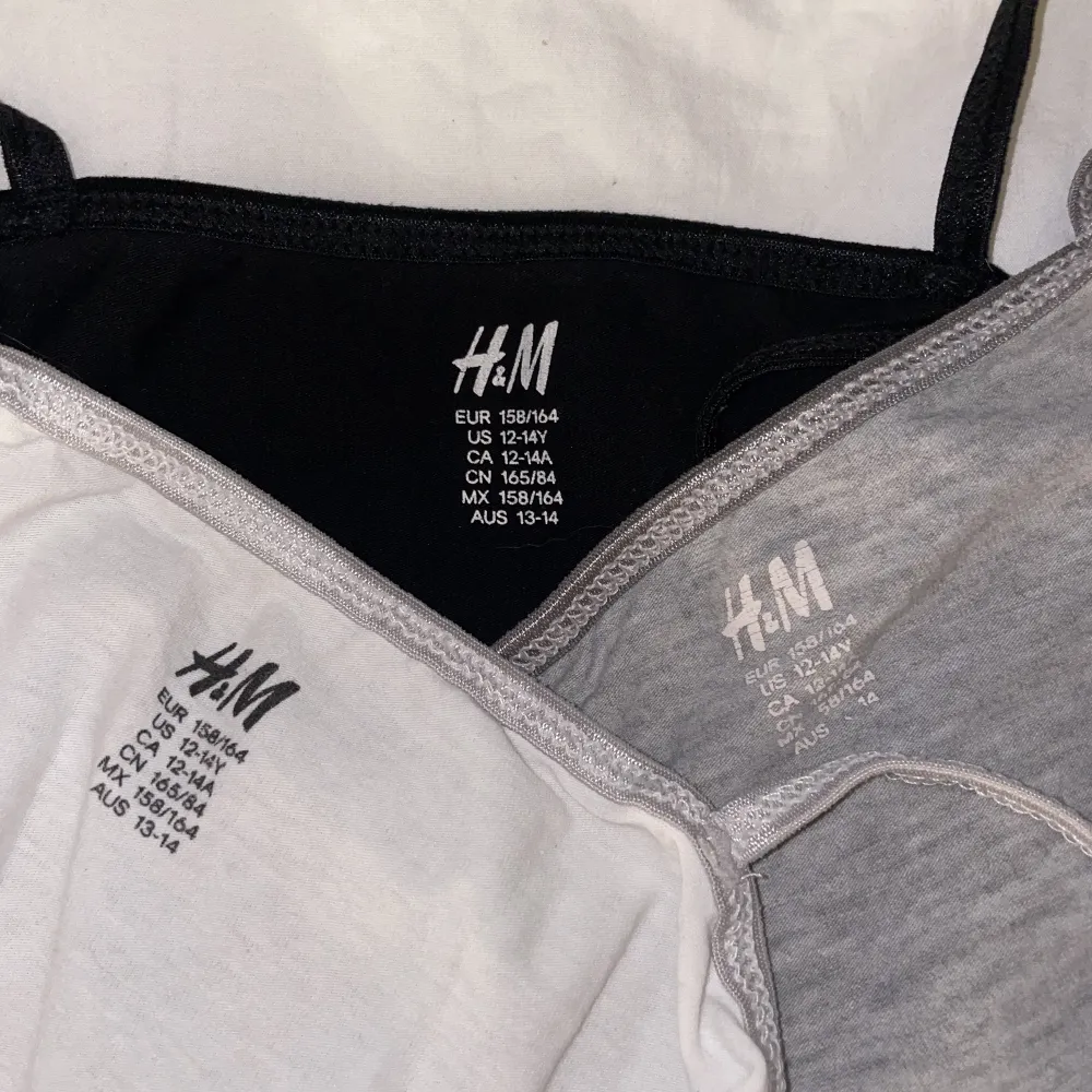 Säker dessa tre linnen för 50kr från H&M, i storlek 158/164. Färg: vit, svart och grå.. Toppar.
